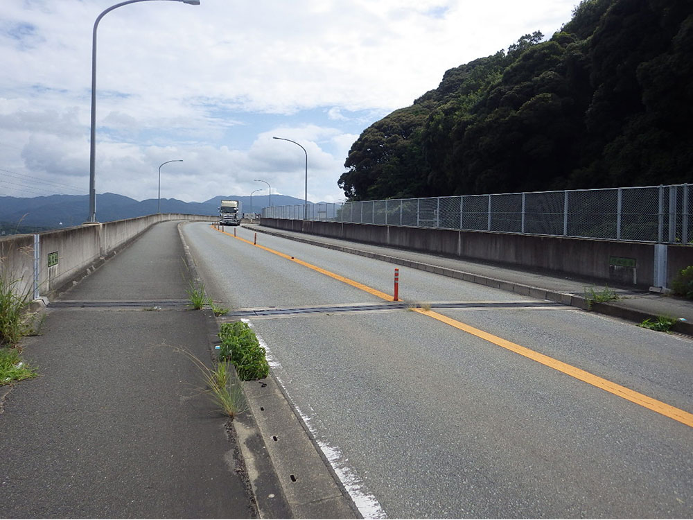 県道福岡篠栗線 門松大橋伸縮装置補修工事（1工区）を受注いたしました。